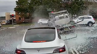 Video: Glasskårene spruter over veien 