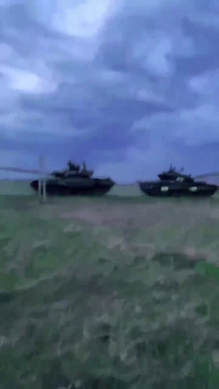 El momento en el que soldados ucranianos se llevan un tanque ruso como “trofeo”