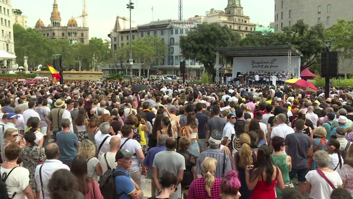 Barcelona recuerda a víctimas del doble atentado un año después