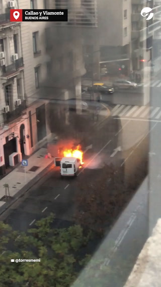 Incendio de un auto cerca de Tribunales: no hubo heridos