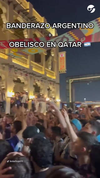 Mundial de Qatar 2022. Un grupo de argentinos llevó un mini Obelisco al banderazo