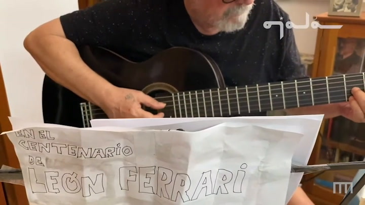 Silvio Rodríguez cantándole a León Ferrari en homenaje a sus 100 años - Fuente: YouTube
