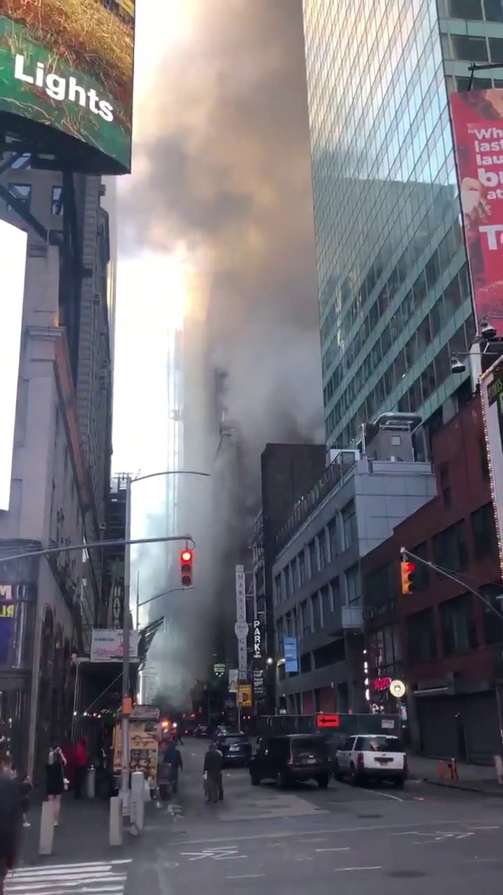 Incendio en un edificio de Times Square - Fuente: Twitter