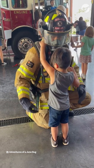 La emoción del niño ciego que reconoció a un bombero por primera vez