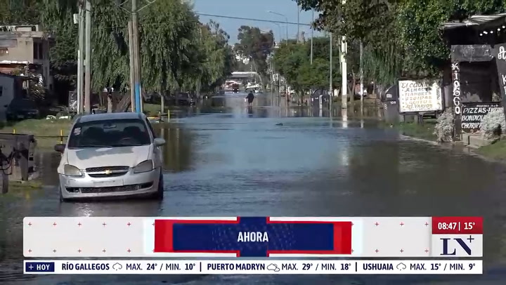 Calles inundadas por crecidas en el rio de la Plata: superan los tres metros de altura