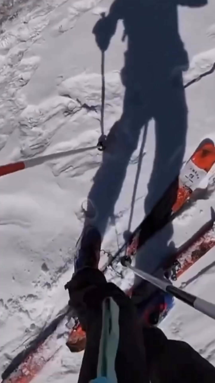 Estaba esquiando, se encontró con el avión estrellado de La sociedad de la nieve y se volvió viral