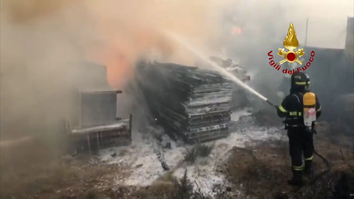 Firefighters battle raging Sardinia blazes as wildfires sparks evacuation of 600 people.mp4