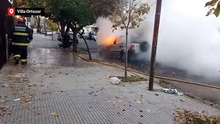 Así se incendió una camioneta en Villa Ortuzar