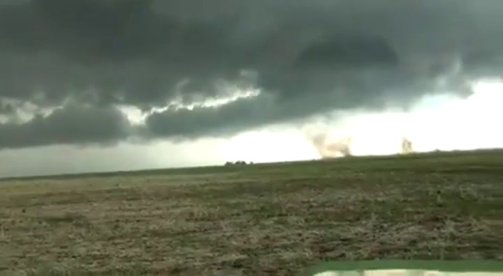 Un tornado los sorprendió en Fulton mientras sembraban - Fuente: FB María Arrospide