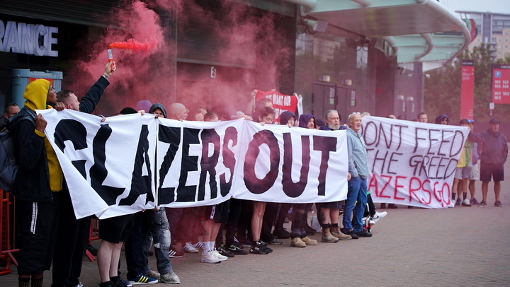 Anti-Glazers protesters block Manchester United store on day of new kit release