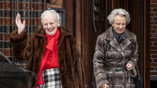 Dronning Margrethe og prinsesse Benedikte forlader Aarhus Domkirke 1. juledag