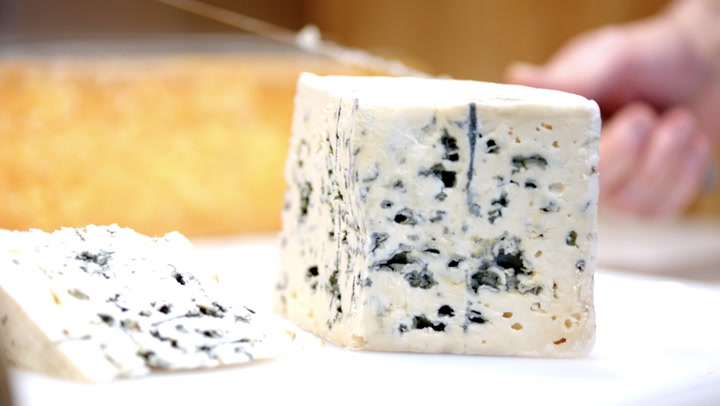 Gorgonzola Cheese vs Blue Cheese: Comparing Creamy Cheeses