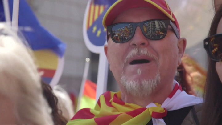 Miles de anti-independentistas piden 'sensatez' en Cataluña