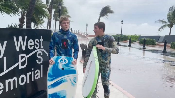 Surfistas se aprovecharon de las gigantescas olas del huracán Ian