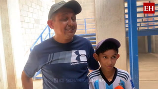 Padre e hijo de diferentes equipos presentes en el estadio Emilio Williams