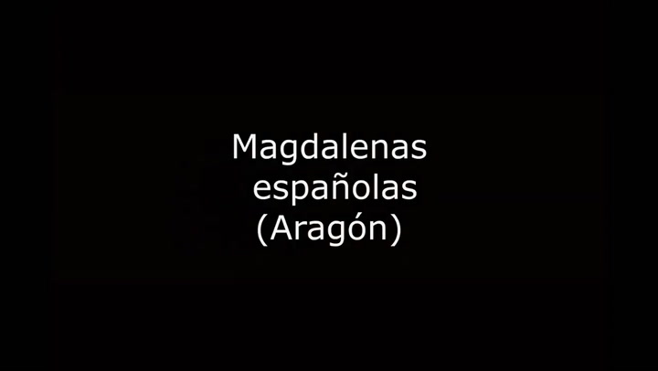 Luis Rizzo le enseña a sus alumnos la receta de las clásicas magdalenas españolas - Fuente: YouTube