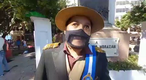 Vestido como Francisco Morazán, hondureño asiste a toma de posesión de Jorge Aldana