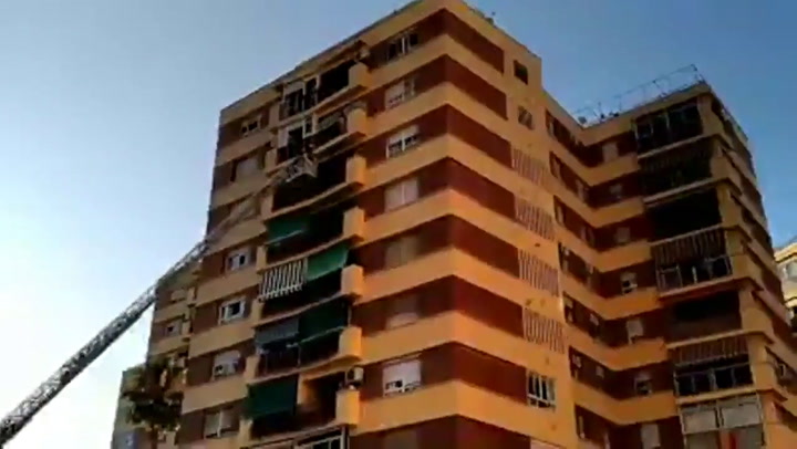 Rescatan a una niña de 5 años colgada de un balcón en Málaga - Fuente: YouTube