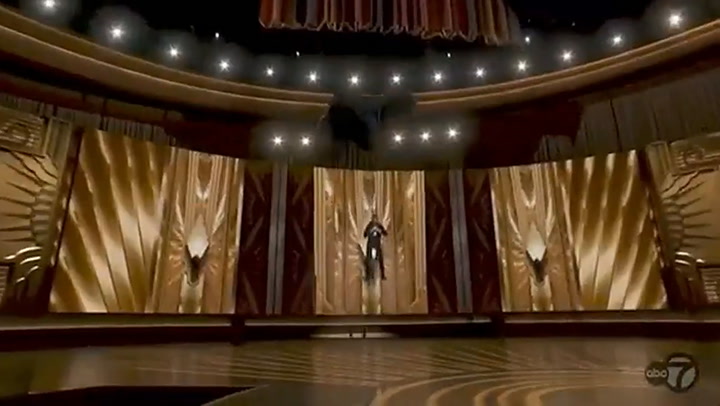 Jimmy Kimmel ingresando en paracaídas a la gala 2023 de los Oscars