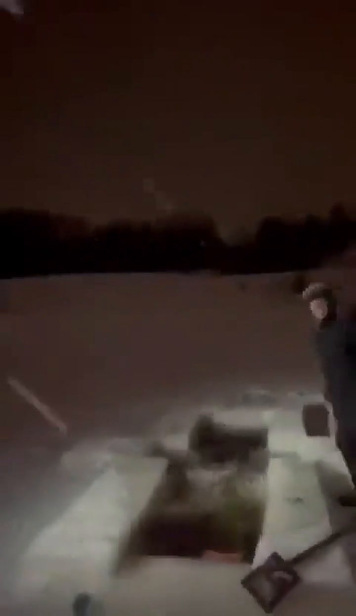 Una mujer quedó atrapada bajo el hielo en Rusia