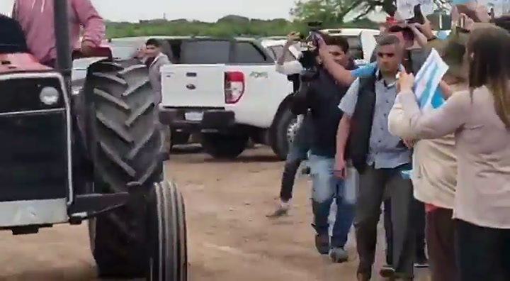 Macri en un tractor en Chaco
