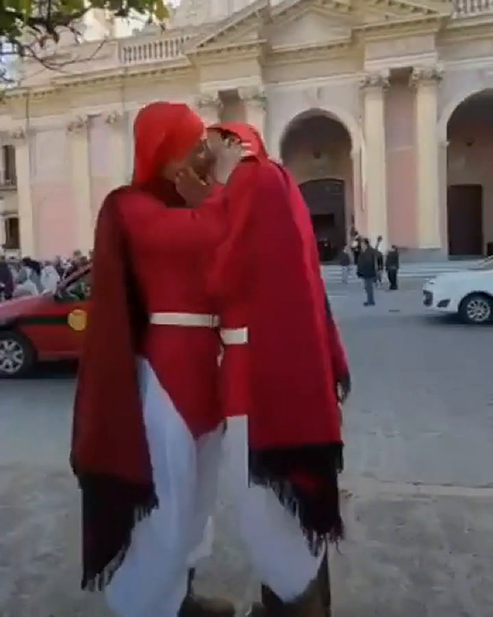 Se besaron disfrazados de gauchos infernales de Güemes en Salta en una protesta