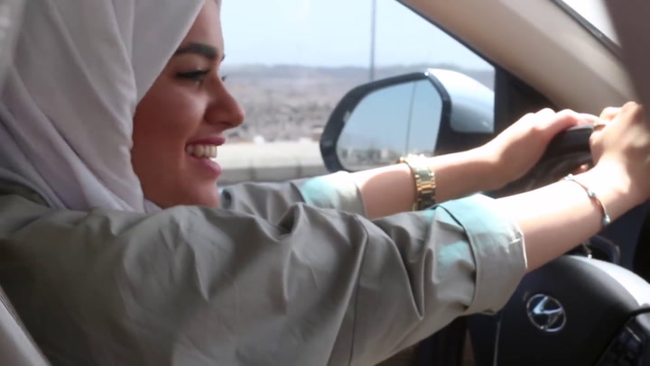 En Arabia Saudita las mujeres ya pueden manejar y Leesa se lo canta al mundo - Fuente: Youtube