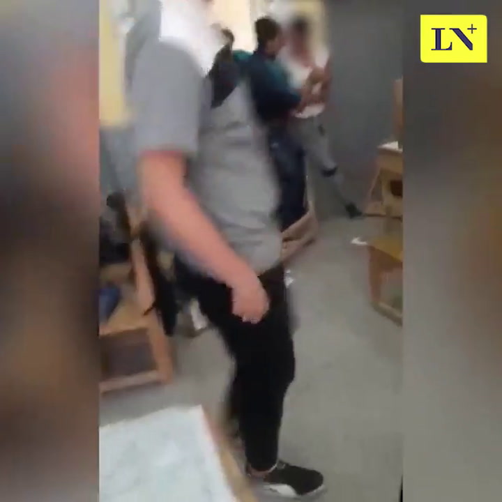 Un alumno le pateó la cara a un profesor porque no lo aprobó