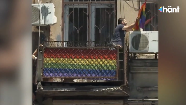 Högerextrema demonstranter stoppar Pride – se de dramatiska bilderna här