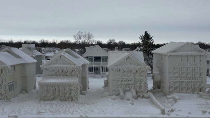 Snow storm turns Ontario houses into 'ice town'