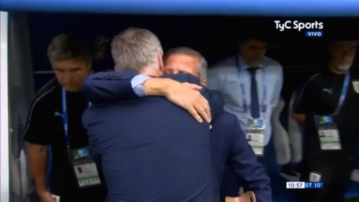 El afectuoso saludo entre Deschamps y Tabárez - Fuente: TyC Sports