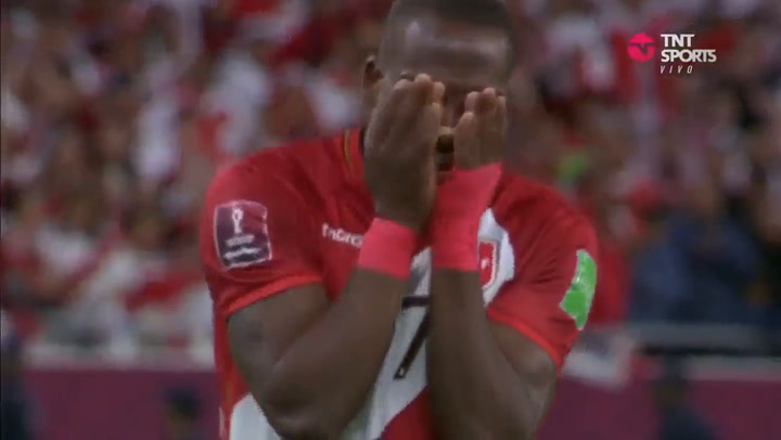 Momento clave en la tanda de penales: el lateral peruano de Boca pegó su tiro en el poste