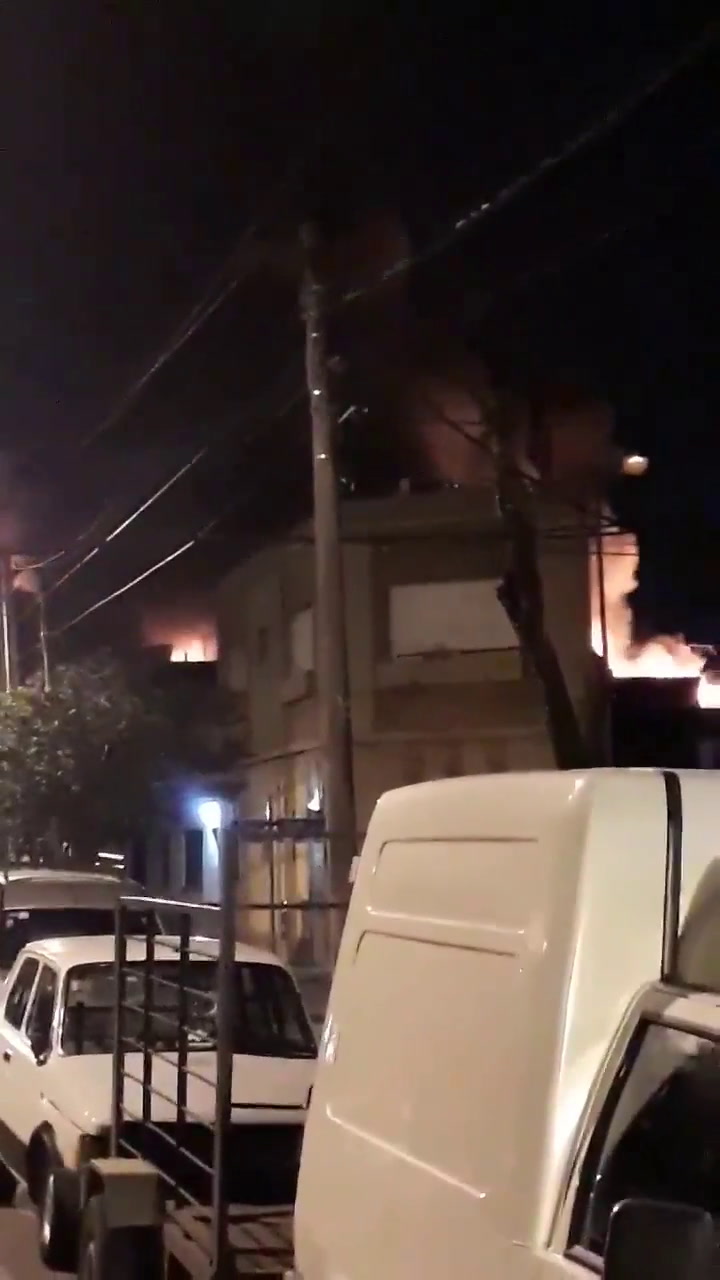 Voraz incendio en una fábrica de productos de limpieza en San Martín - Crédito: @insoportablemuy
