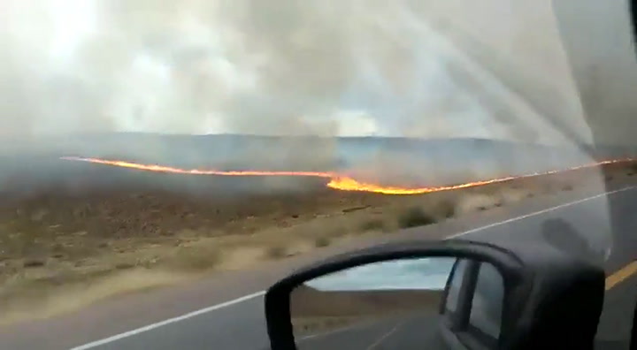 Así se ve el incendio en Collón Cura desde la ruta - Fuente: YouTube