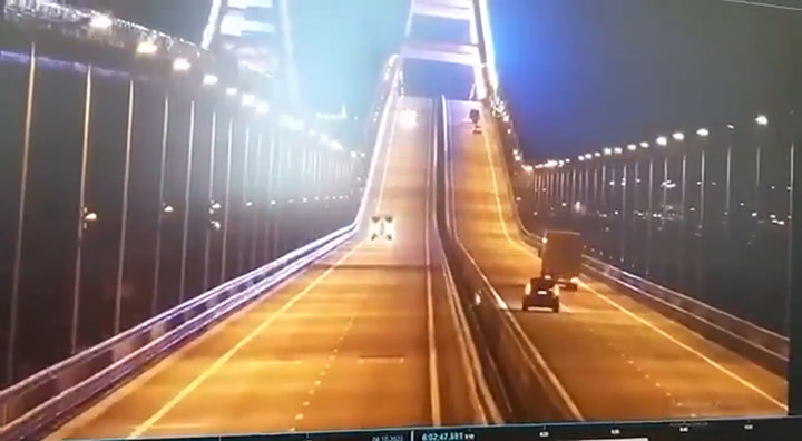 El puente de Crimea fue volado por un camión kamikaze