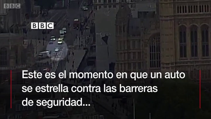 El momento en el que un auto se estrella contra las barreras del Parlamento británico - Fuente: BBC
