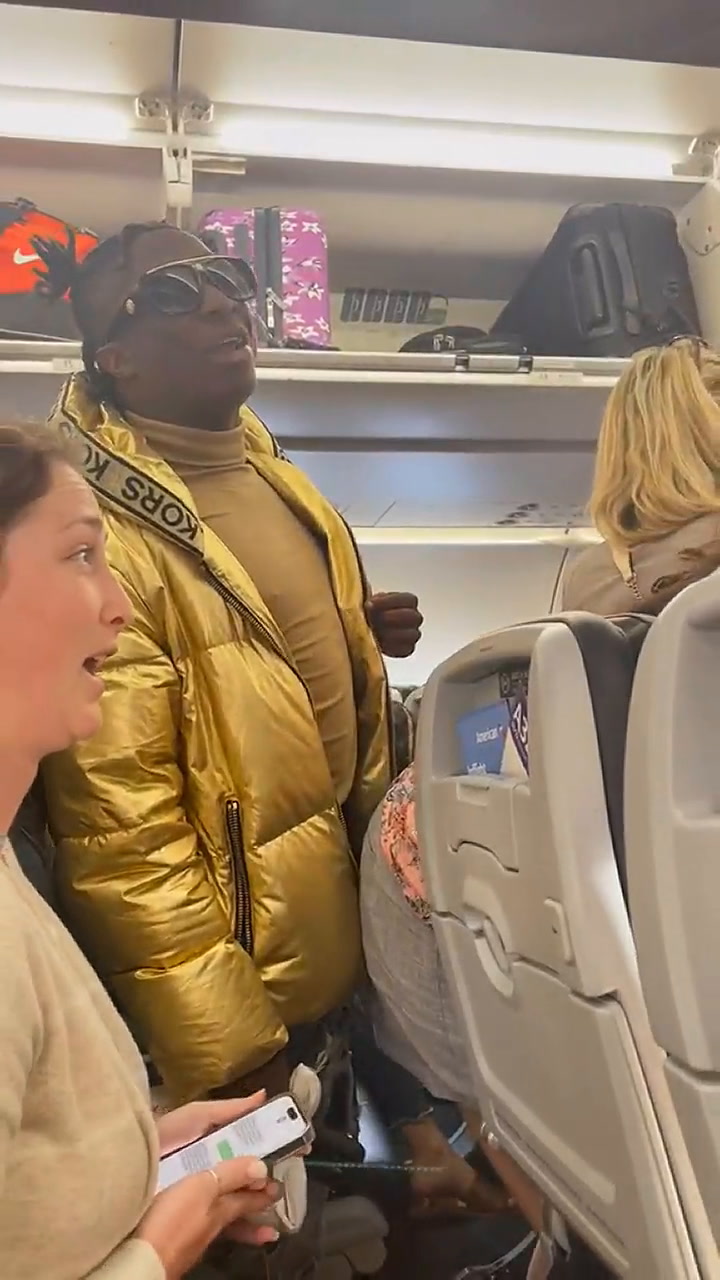 Un hombre empujó a dos mujeres en un avión, minutos después de aterrizar en Florida