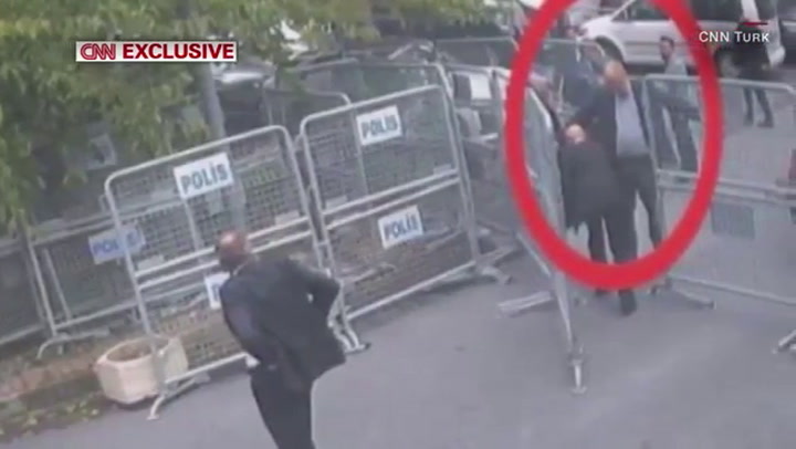 Las imágenes que muestran a un hombre supuestamente vestido con la ropa de Khashoggi - Fuente: CNN