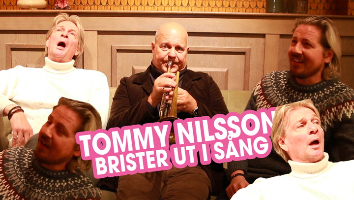 Tommy Nilson brister ut i sång – mitt under intervjun