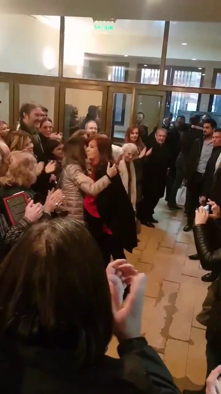 El 'pasillo de aplausos' para Cristina Kirchner en Comodoro Py - Fuente: Twitter