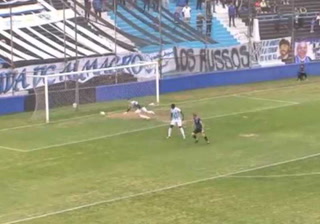 Gol insólito de Almagro frente a Gimnasia de Jujuy