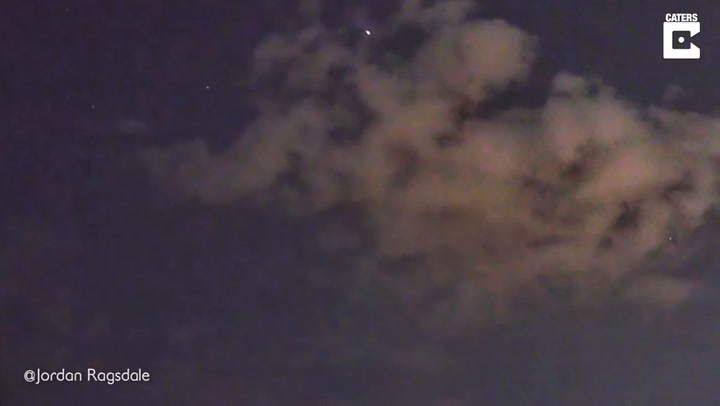 El impresionante momento en que un meteorito ilumina el cielo como una bola de fuego