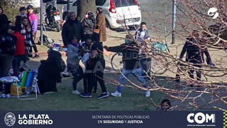 La Plata: Manteros destrozaron un patrullero a piedrazos