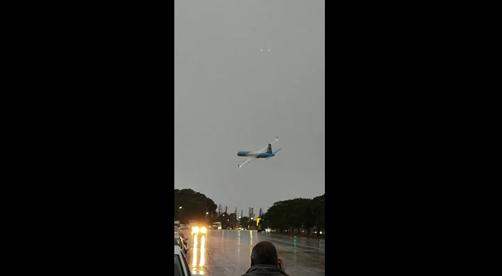 El intento de aterrizaje abortado del nuevo avión presidencial
