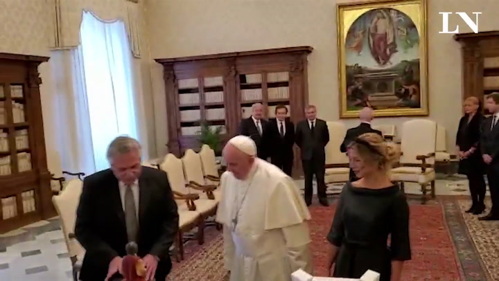 El intercambio de regalos entre Alberto Fernández y el papa Francisco - Crédito:  Pool Aigav