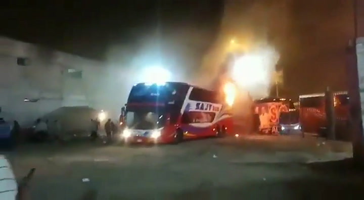 Se incendió un colectivo en Perú - Fuente: Twitter