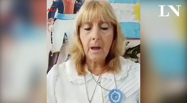 Mientras grababa un video en homenaje a Belgrano una maestra insultó a sus perros
