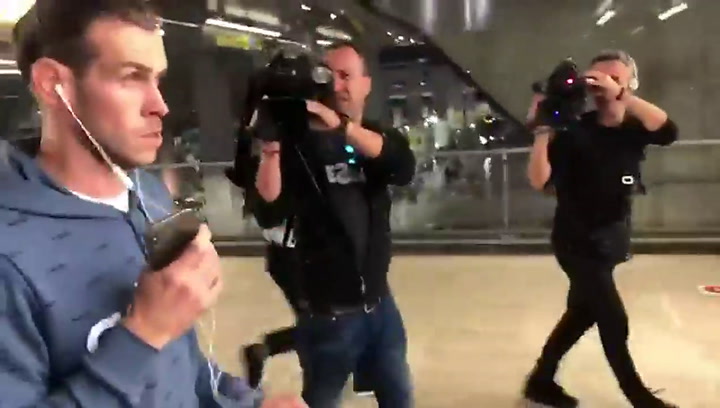 En su llegada al aeropuerto, Gareth Bale no se quiso sacar fotos con los niños. Fuente: Twitter