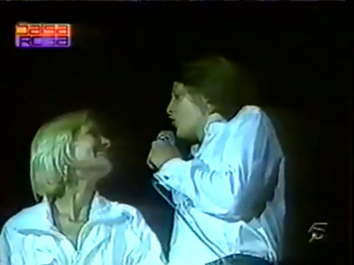 Luis Miguel cantándole a su madre, Marcela - Fuente: YouTube