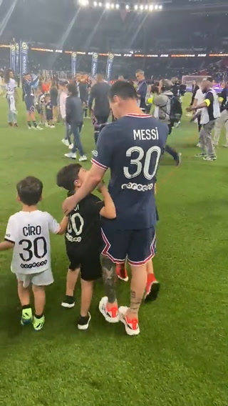 Messi disfrutando con sus hijos en el Parque de los Príncipes